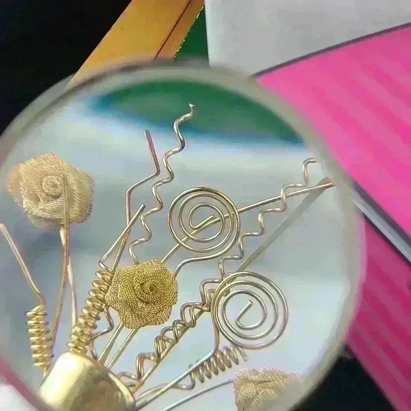 Vintage Gold-toned mesh flowers brooch - Picture 10 of 17